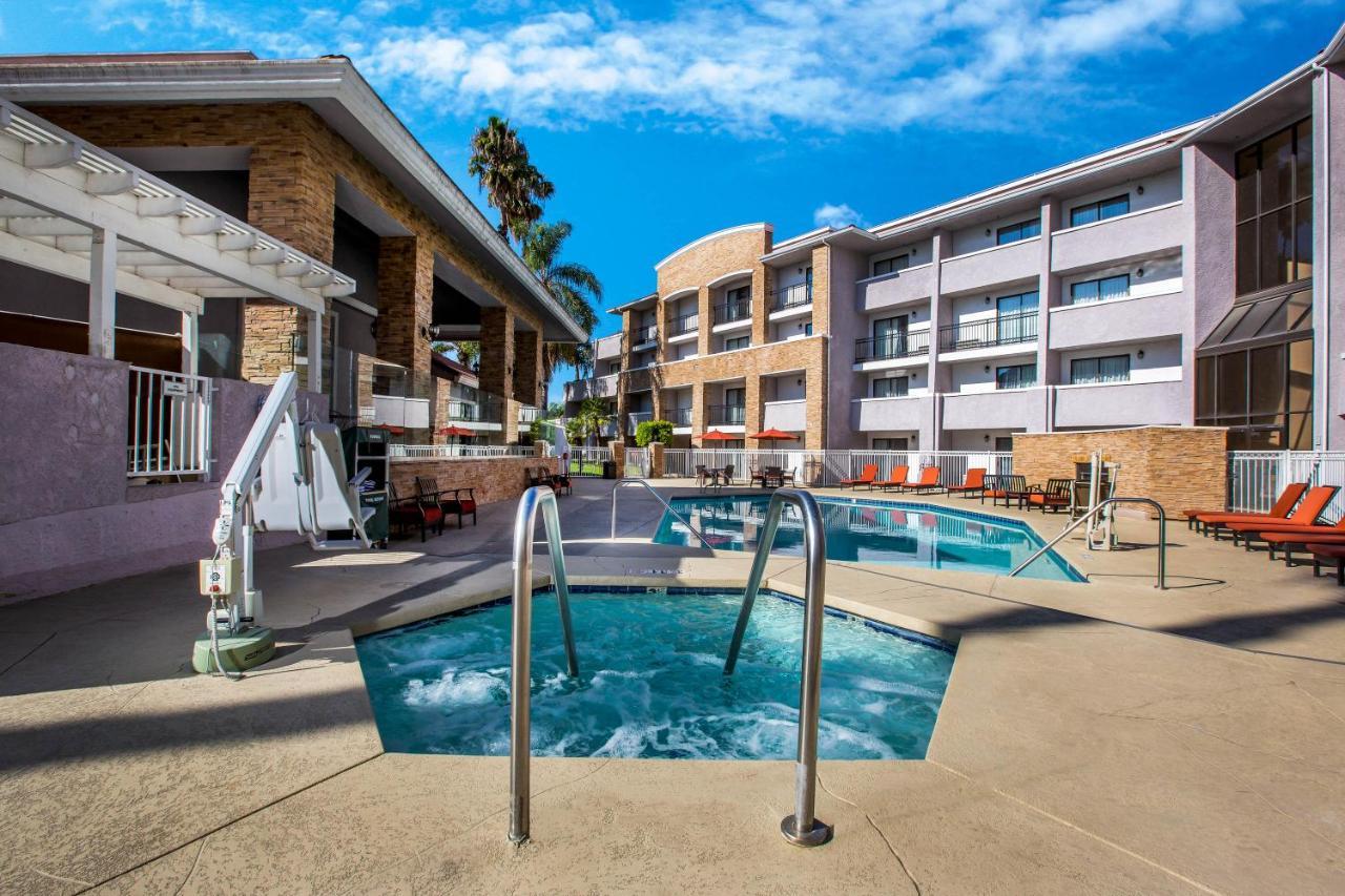La Quinta By Wyndham Pomona Hotel Exterior photo