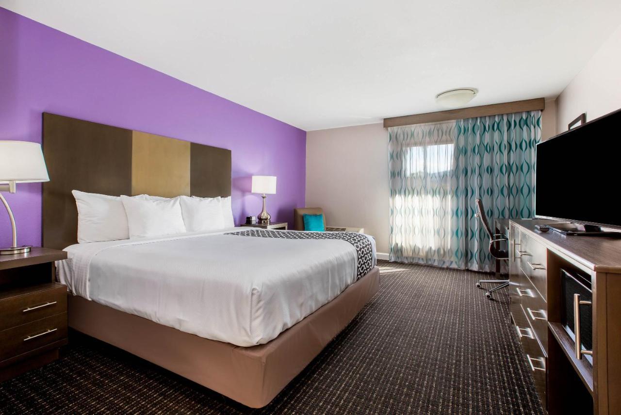 La Quinta By Wyndham Pomona Hotel Exterior photo