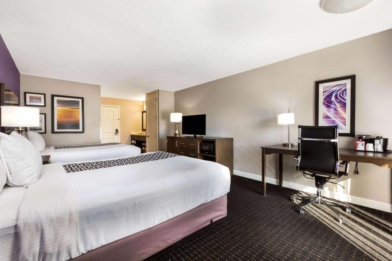 La Quinta By Wyndham Pomona Hotel Exterior photo