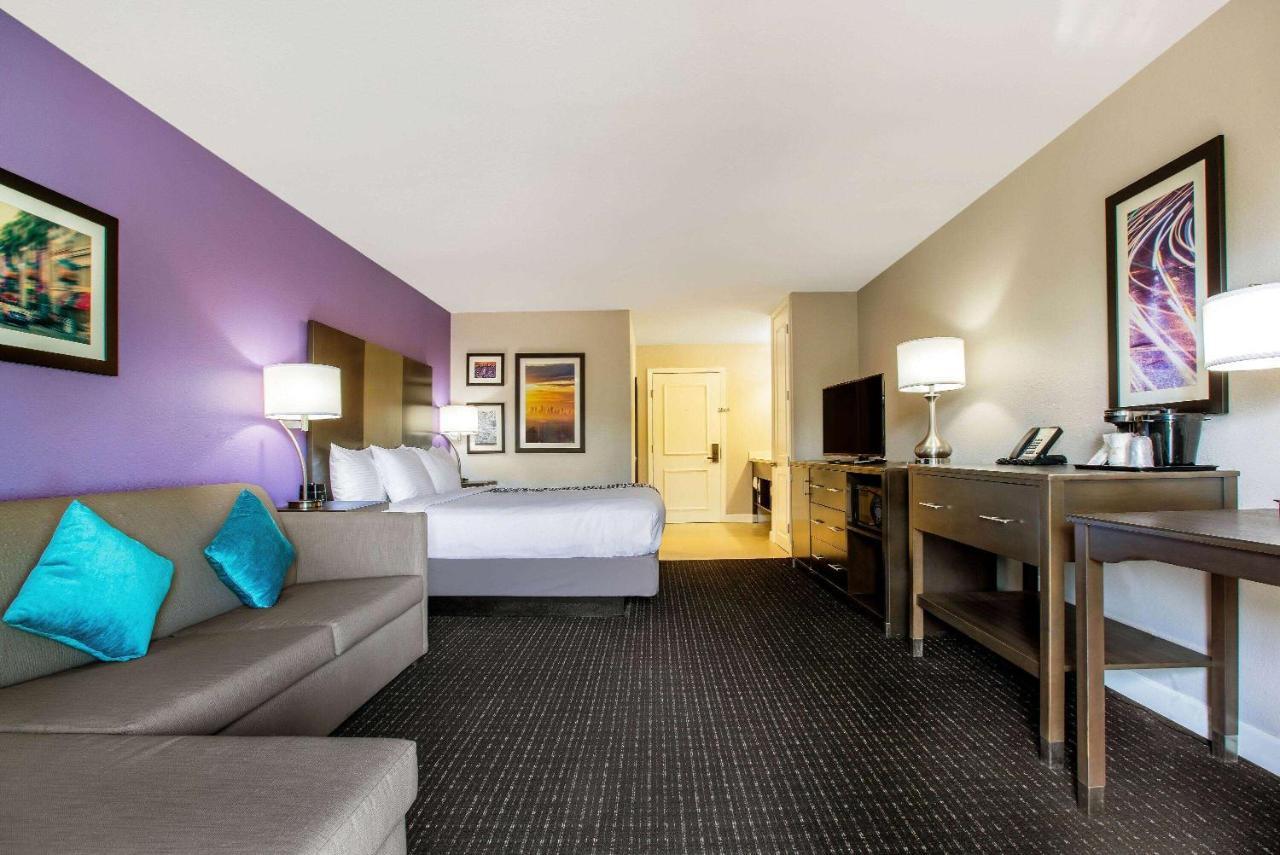 La Quinta By Wyndham Pomona Hotel Exterior photo