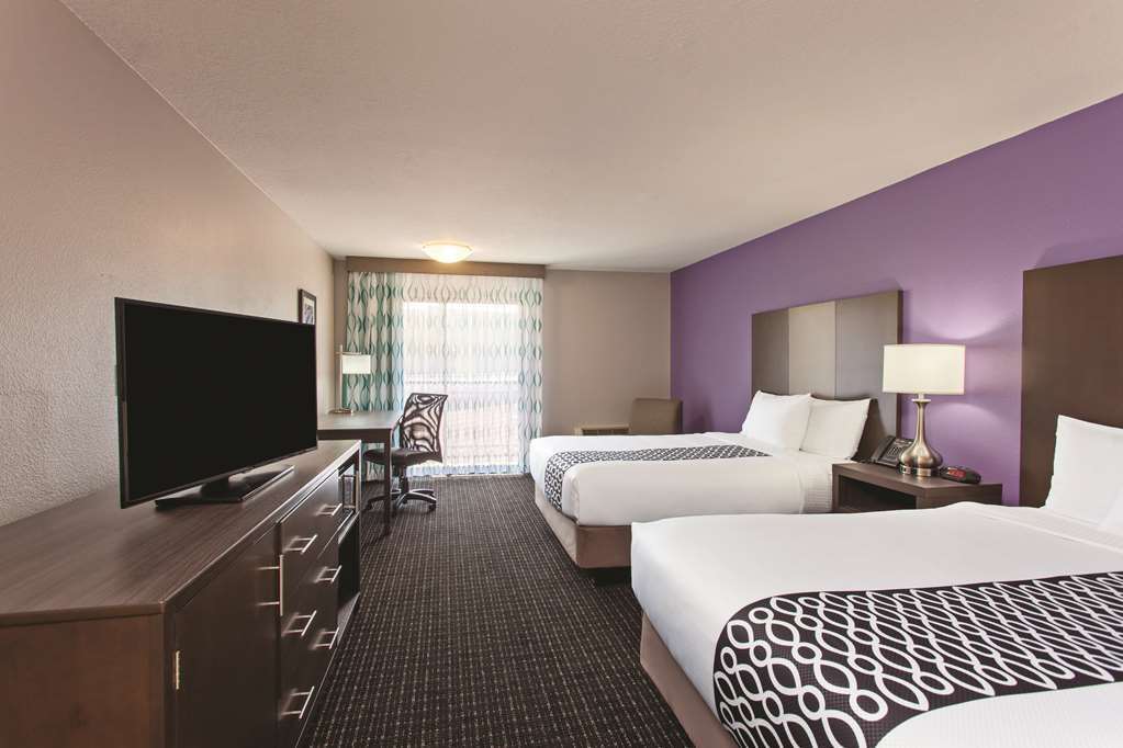 La Quinta By Wyndham Pomona Hotel Room photo