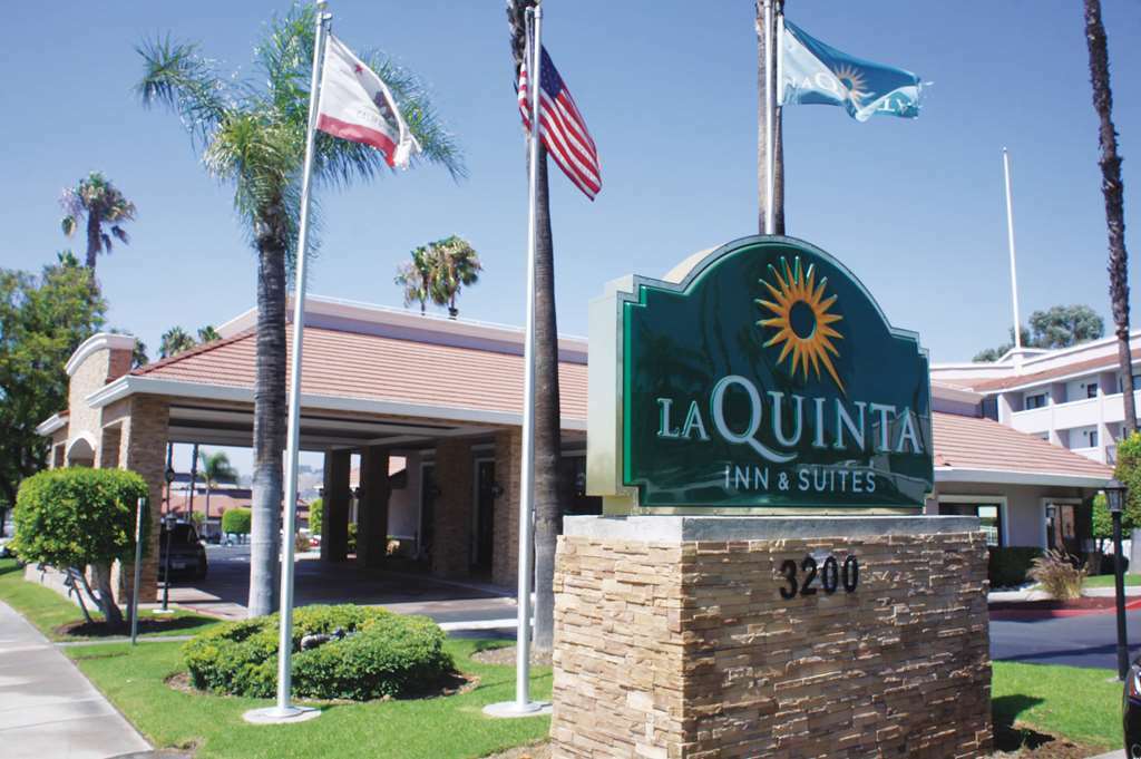 La Quinta By Wyndham Pomona Hotel Exterior photo