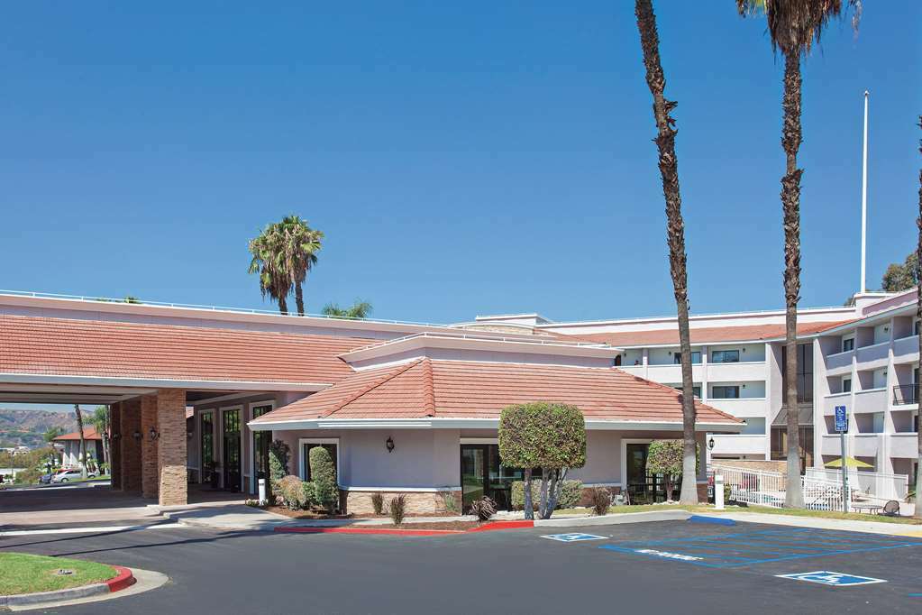 La Quinta By Wyndham Pomona Hotel Exterior photo