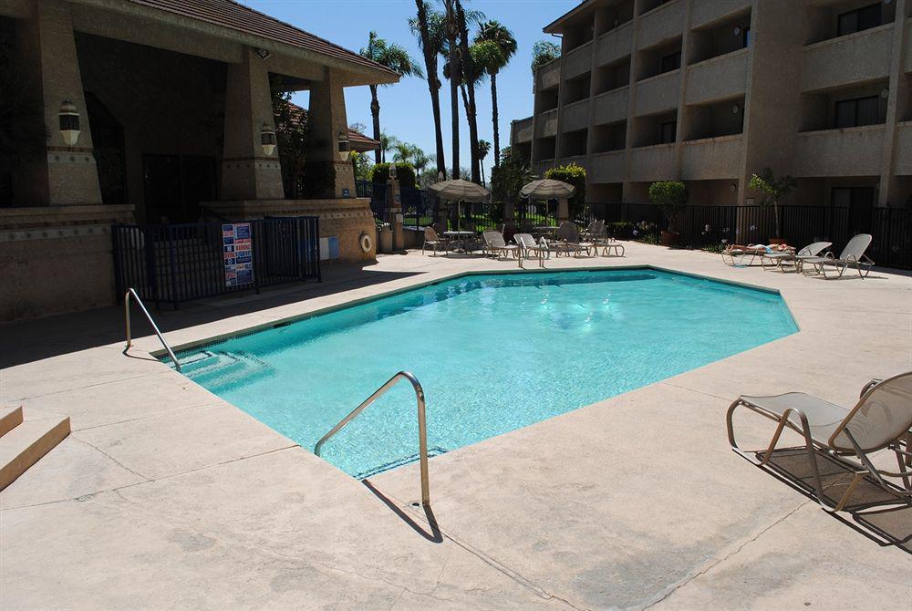 La Quinta By Wyndham Pomona Hotel Exterior photo